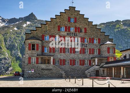 Frontalansicht des Hotel Grimselhospiz Grimsel Hospiz mit Stufengiebel mit Stufenkontur und roten Rollläden auf der Passstraße Alpenpass in Stockfoto