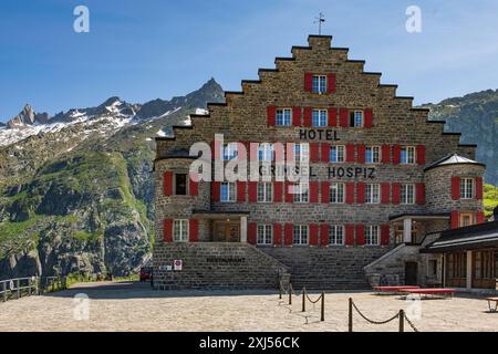 Frontalansicht des Hotel Grimselhospiz Grimsel Hospiz mit Stufengiebel mit Stufenkontur und roten Rollläden auf der Passstraße Alpenpass Berg Stockfoto