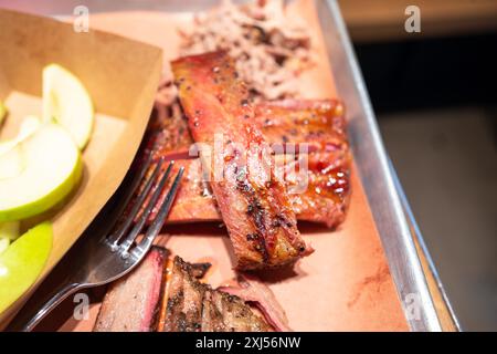 Nahaufnahme eines Grilltabletts mit Rippen und Brustkorb im Hazy Barbecue Restaurant in Danville, Kalifornien, Juni 2024. (Foto: Smith Collection/Gado/SIPA USA) Stockfoto