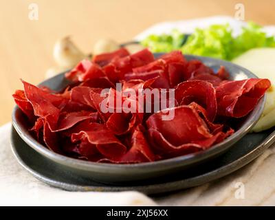 Bündner Fleisch in dünne Scheiben geschnitten Stockfoto