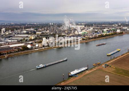 Luftaufnahme des BASF-Werks Ludwigshafen. Die BASF SE mit Sitz in Ludwigshafen am Rhein ist nach Umsatz das weltweit größte Chemieunternehmen, 10/2020 Stockfoto