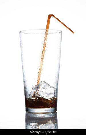 Leeres Glas Cola mit Stroh Stockfoto