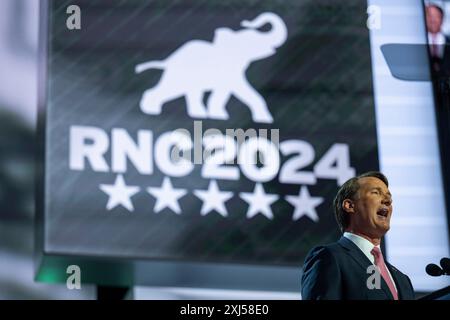 Milwaukee, Vereinigte Staaten. Juli 2024. Gouverneur Glenn Younkin (Republikaner von Virginia) spricht am Montag, den 15. Juli 2024, auf dem Republican National Convention in Milwaukee, Wisconsin. Quelle: Annabelle Gordon/CNP/dpa/Alamy Live News Stockfoto