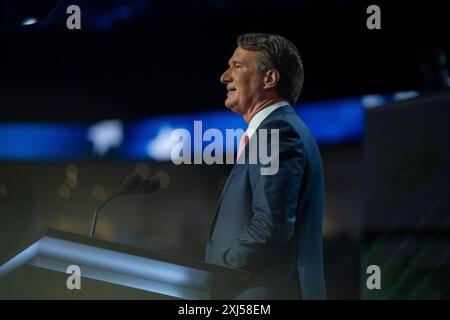 Milwaukee, Vereinigte Staaten. Juli 2024. Gouverneur Glenn Younkin (Republikaner von Virginia) spricht am Montag, den 15. Juli 2024, auf dem Republican National Convention in Milwaukee, Wisconsin. Quelle: Annabelle Gordon/CNP/dpa/Alamy Live News Stockfoto