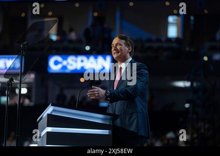 Milwaukee, Vereinigte Staaten. Juli 2024. Gouverneur Glenn Younkin (Republikaner von Virginia) spricht am Montag, den 15. Juli 2024, auf dem Republican National Convention in Milwaukee, Wisconsin. Quelle: Annabelle Gordon/CNP/dpa/Alamy Live News Stockfoto