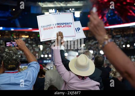 Milwaukee, Vereinigte Staaten. Juli 2024. Die Teilnehmer halten am Montag, den 15. Juli 2024, beim Fiserv Forum auf der Republican National Convention in Milwaukee, Wisconsin, Schilder hoch. Quelle: Annabelle Gordon/CNP/dpa/Alamy Live News Stockfoto