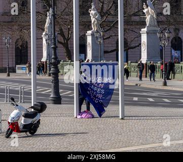 Fahnenmasten vor dem Eingang zum Humboldt Forum, Berlin, Deutschland Stockfoto