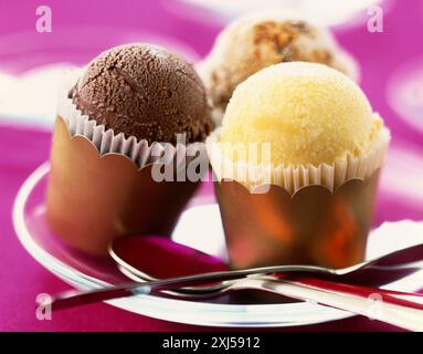 Kugeln Vanille, Schokolade und Haselnuss Eis Stockfoto