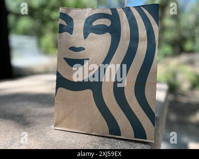 USA. Mai 2024. Nahaufnahme einer Papiertüte mit Starbucks-Marke auf einem Picknicktisch im Freien in einem Park, Walnut Creek, Kalifornien, 19. Mai 2024. (Foto: Smith Collection/Gado/SIPA USA) Credit: SIPA USA/Alamy Live News Stockfoto