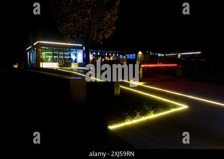 Restaurant Becks in Reutlingen an der Kreuzeiche, lokale Küche, Restaurant, Neonschild, Buchstaben, Nachtaufnahme, Reutlingen, Baden-Württemberg, Deutschland Stockfoto