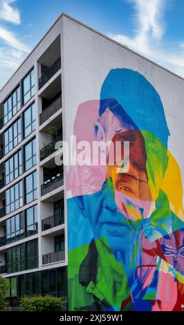 Kunstvoll gestaltete Hausfassade mit Gesichtern eines Seniorenpaares, Hamburg, Deutschland Stockfoto