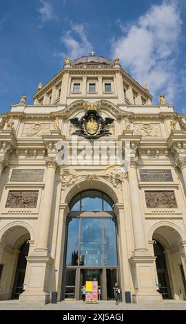 Große Wappenkartusche am Eosanderportal, Westfassade, Humboldt Forum, Schlossplatz, Mitte, Berlin, Deutschland Stockfoto