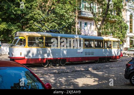 Odessa, Ukraine, 15. Juli 2024 die Odessa-Straßenbahn fährt weiter, während die Stadt regelmäßig bombardiert wird Stockfoto