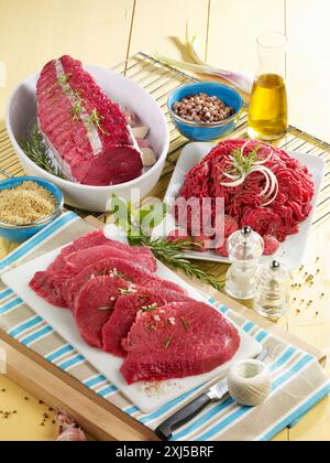 Verschiedene Stücke von rohem Rindfleisch Stockfoto