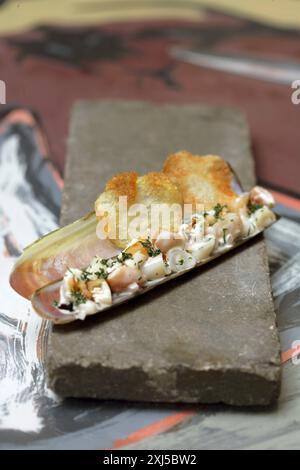 Rasiermuschel mit Sahne und Schnittlauch Stockfoto