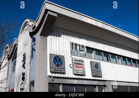 Einzigartig gestaltete Fassade mit VW- und Audi-Logos, Abt Sportsline GmbH, Kempten, Bayern, Allgaeu, Deutschland Stockfoto