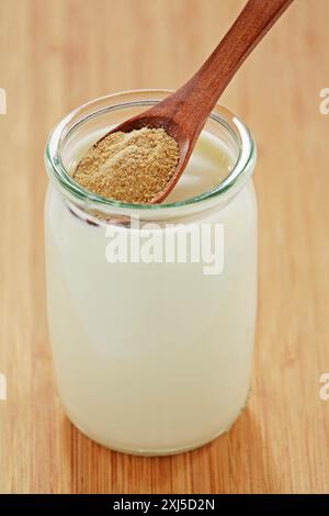 Naturjoghurt im Glas mit braunem Zucker Stockfoto