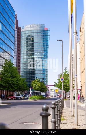 Straßenszene in einer Stadt mit modernen Wolkenkratzern, Glasfassaden und Bäumen unter klarem Himmel, Berlin, Deutschland Stockfoto