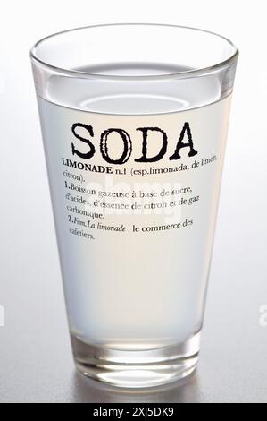 Glas Wasser mit Inschrift Stockfoto