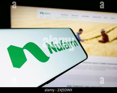 Stuttgart, Deutschland, 02.12.2024: Smartphone mit Logo des australischen Agrochemieunternehmens Nufarm Limited vor der Business-Website. Konzentrieren Sie sich auf Stockfoto