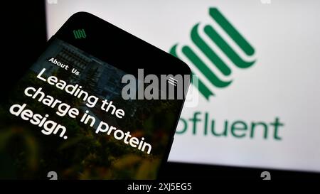 Stuttgart, Deutschland, 16.02.2024: Mobiltelefon mit Website des US-amerikanischen Biotechnologie-Unternehmens Profluent Bio vor Firmenlogo. Fokus oben links von Stockfoto