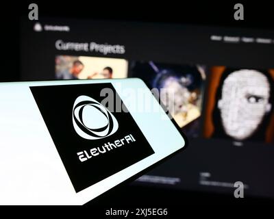Stuttgart, 16.02.2024: Mobiltelefon mit Logo der Künstlichen Intelligenz-Forschungsgruppe EleutherAI vor der Website. Konzentrieren Sie sich auf die Mitte von Stockfoto