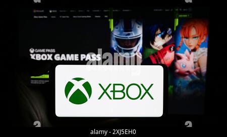 Stuttgart, Deutschland, 14.02.2024: Person, die ein Mobiltelefon mit dem Logo der Videospielkonsole Xbox (Microsoft) vor der Unternehmenswebseite hält. Konzentrieren Sie sich auf Stockfoto