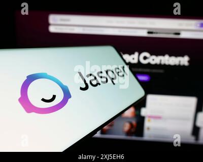 Stuttgart, Deutschland, 16.02.2024: Smartphone mit Logo des amerikanischen Künstlichen Intelligenz-Unternehmens Jasper AI Inc. Vor der Business-Website. Fokus Stockfoto