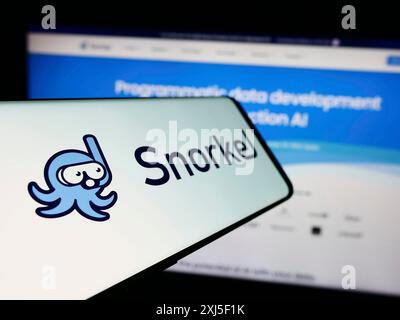 Stuttgart, 16.02.2024: Handy mit Logo des amerikanischen Künstlichen Intelligenz-Unternehmens Snorkel AI Inc. Vor der Business-Website. Fokus Stockfoto