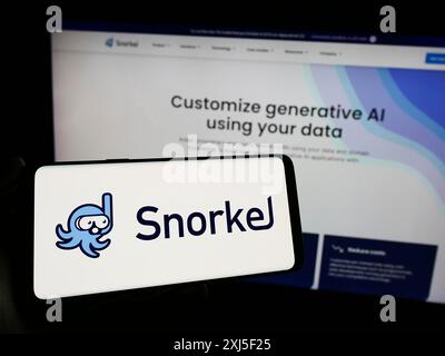 Stuttgart, Deutschland, 16.02.2024: Person, die ein Mobiltelefon mit Logo des US-amerikanischen Künstlichen Intelligenz-Unternehmens Snorkel AI Inc. Vor Geschäftsschluss hält Stockfoto