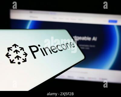 Stuttgart, Deutschland, 16.02.2024: Smartphone mit Logo des amerikanischen Künstlichen Intelligenz-Unternehmens Pinecone Systems Inc. Vor der Website. Konzentrieren Sie sich auf Stockfoto