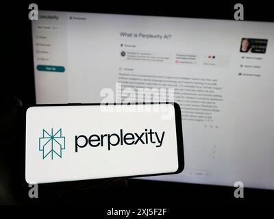 Stuttgart, Deutschland, 16.02.2024: Person, die ein Smartphone mit dem Logo des US-amerikanischen Künstlichen Intelligenz-Unternehmens Perplexity AI vor der Website hält. Konzentrieren Sie sich auf Stockfoto