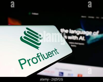 Stuttgart, Deutschland, 16.02.2024: Smartphone mit Logo des amerikanischen Biotechnologie-Unternehmens Profluent Bio vor der Business-Website. Konzentrieren Sie sich auf die Mitte von Stockfoto