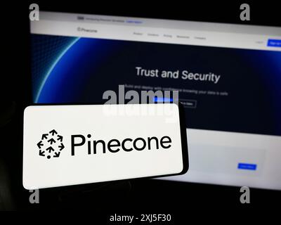 Stuttgart, Deutschland, 16.02.2024: Person mit Handy mit Logo des amerikanischen Künstlichen Intelligenz-Unternehmens Pinecone Systems Inc. Davor Stockfoto