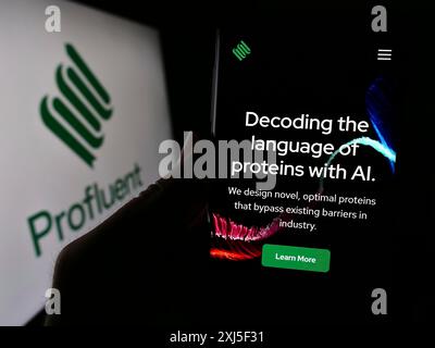 Stuttgart, Deutschland, 16.02.2024: Person, die ein Mobiltelefon hält, mit Webseite des US-amerikanischen Biotechnologie-Unternehmens Profluent Bio vor dem Firmenlogo. Konzentrieren Sie sich auf Stockfoto