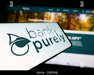 Stuttgart, 23.02.2024: Mobiltelefon mit Logo des amerikanischen Finanzdienstleisters BankPearly (Flushing Bank) vor der Website. Konzentrieren Sie sich auf Stockfoto