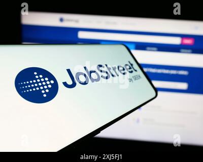 Stuttgart, 22.02.2024: Handy mit Logo der Beschäftigungsplattform Jobstreet vor der Business-Website. Fokussiere dich links vom Telefon Stockfoto