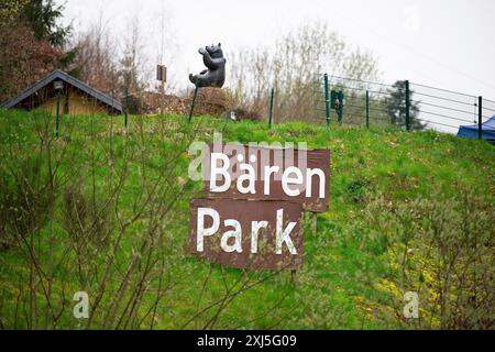 Bärenparkschild in Bad Rippoldsau-Schapbach im Schwarzwald, Deutschland, Grizzly-Rettungsstation zum Schutz der Wildtiere, Tiere vor Gefangenschaft Stockfoto