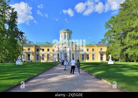 Krasnogorsk, Russland, 1. Mai. 2024. Der große Palast im Arkhangelskoje Estate Museum. Historisches Gebäude Stockfoto