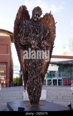 Die Skulptur des Messerangels von Alfie Bradley wird in der Southend High Street ausgestellt Stockfoto