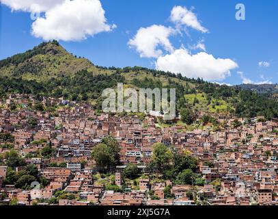 Medellin, Antioquia - Kolumbien - 2. August 2023. Villa Hermosa, Gemeinde 8 von Medellin, ist eines der ersten Viertel der Stadt Stockfoto