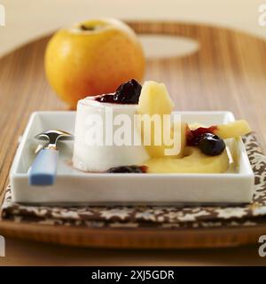 Schafskäse-Käse mit Äpfeln und schwarzer Kirschmarmelade (Thema: Rezepte aus dem Südwesten) Stockfoto