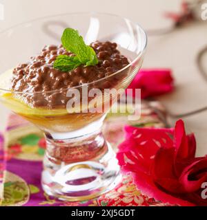 Schokoladenperlen aus Japan mit Mango und Passionsfrucht (Thema: Kleine Schokoladenvergnügungen) Stockfoto