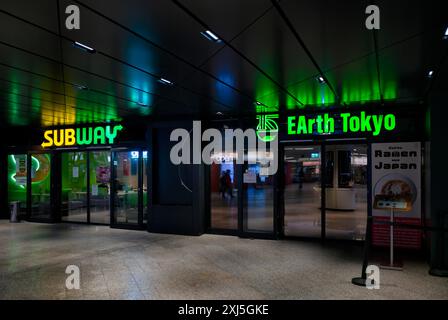 U-BAHN, Earth Tokyo, Ramen, Fast Food, Fast Food Kette, Logo, Restaurant, Neonschild, Eingang, Stadtzentrum, Stuttgart, Baden-Württemberg, Deutschland Stockfoto