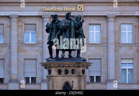 Statue, Brunnen, Denkmal für Johannes Gutenberg, Rossmarkt, dahinter Deutsche Bank, Schriftzug, Logo, Frankfurt am Main, Hessen, Deutschland Stockfoto