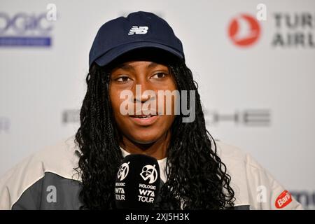 Coco Gauff USA Porträt, Pressekonferenz, PK, Interview, Mikrofon, mike, Logo, WTA, Tennis, Porsche Cup 2024, Porsche Arena, Stuttgart Stockfoto