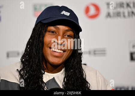 Coco Gauff USA Porträt, Lächeln, Pressekonferenz, Pressekonferenz, Interview, Mikrofon, mike, Logo, WTA, Tennis, Porsche Cup 2024, Porsche Arena Stockfoto