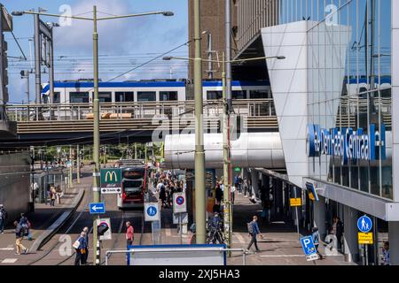 ÖPNV Anbindung des Hauptbahnhofs von den Haag, Centraal Station, Rijnstraat, Innenstadt, Straßenbahnlinien, Niederlande, den Haag Centraal *** öffentliche Verkehrsverbindungen zum Haag Hauptbahnhof, Hauptbahnhof, Rijnstraat, Stadtzentrum, Straßenbahnlinien, Niederlande, Haager Centraal Stockfoto