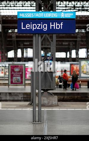 Plattform, Plattform, Schiene, Display, Logo, Messe, Hauptbahnhof, Endbahnhof, Leipzig, Sachsen, Deutschland Stockfoto