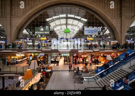 Promenaden, Geschäfte, Einzelhandel, Bahnhofsgebäude, Logo, Messe, Rolltreppe, Passanten, Reisende, Hauptbahnhof, Endbahnhof, Leipzig, Sachsen Stockfoto